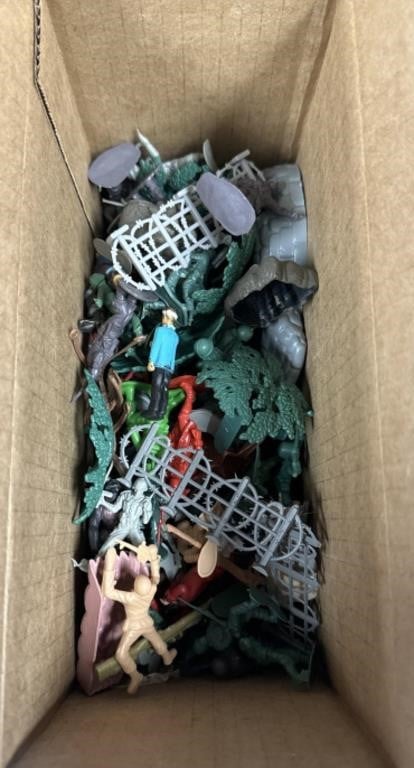 GREAT BOX OF VINTAGE MILITARY PLASTIC MEN / SHIPS