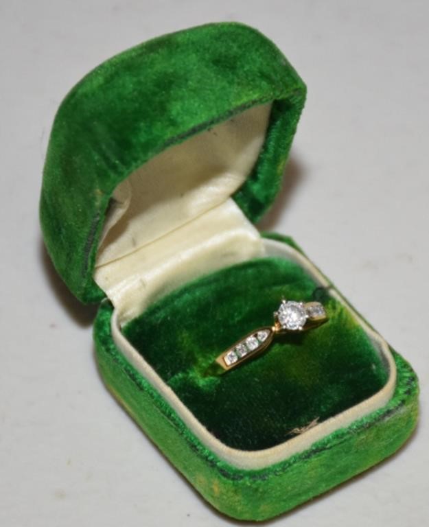 EXPENSIVE HIGH QUALITY DIAMOND WEDDING RING !