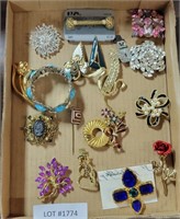 FLAT OF ASSORTED BROCHES AND PINS