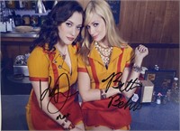 Autograph Signed 
2 Broke Girls Photo