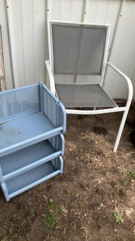 Teal and mesh outdoor chair 3-tier bin