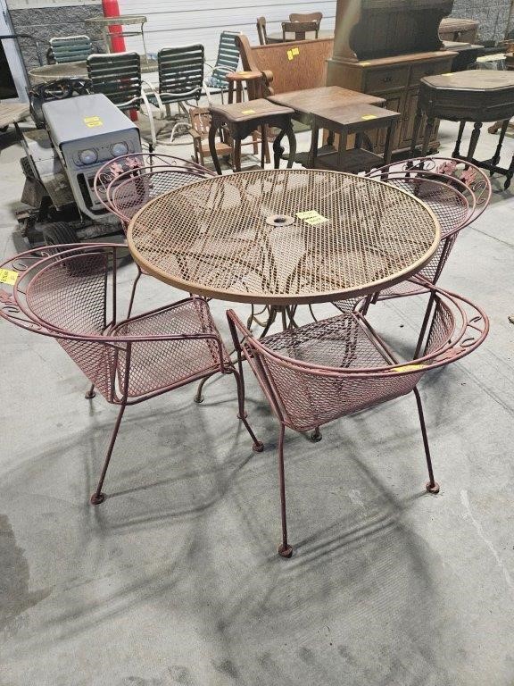 ROUND ROD IRON TABLE WITH (4) CHAIRS