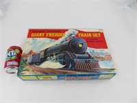 Train vapeur avec wagons et rails vintages, Giant