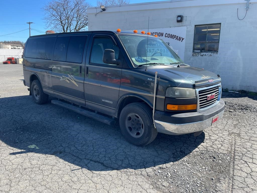 2005 GMC Savannah 3500 15 Passenger Van