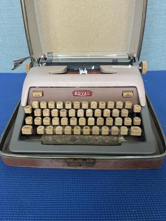 Vintage Royal Typewriter in Case non tested