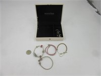 Coffret Pandora avec 4 bracelets, 5 bagues et une