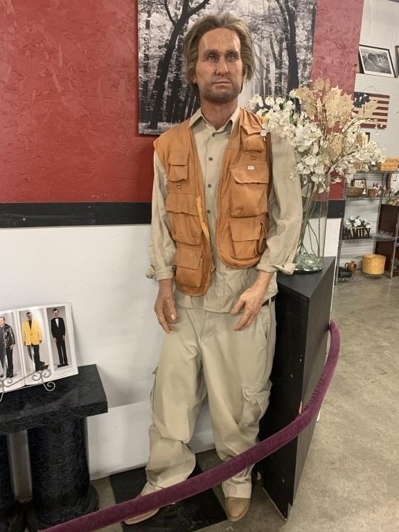 AUTHENTIC HOLLYWOOD WAX MUSEUM LIFE SIZE FIGURE