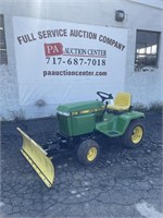 John Deere 318 Hydrostatic Lawn Tractor W/ Blade