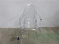 Chaise en plastique transparent