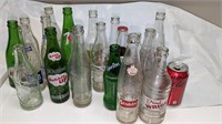 Plusieurs bouteilles de soda anciennes