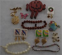 12 COSTUME JEWELRY BRACELETS BROOCHES NECKLACE