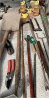 Lot of miscellaneous garden tools