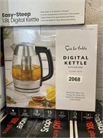 Sur la table digital kettle with infuser