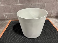 FM105 White Plastic Planter Pot