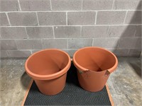 FM106 Set of 2 Plastic Planter Pots