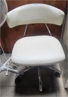 WHITE LEATHER ROLLING SWIVEL CHAIR