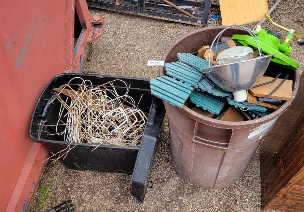 TOTE AND GARBAGE CAN OF BORDER FENCING