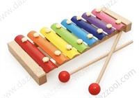 HAND KNOCKS THE XYLOPHONE WITH 2 MALLETS