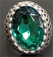 Size 9 ring with emerald like stone