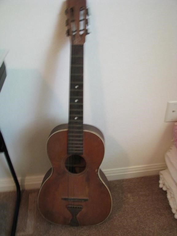 Old, accustic Guitar