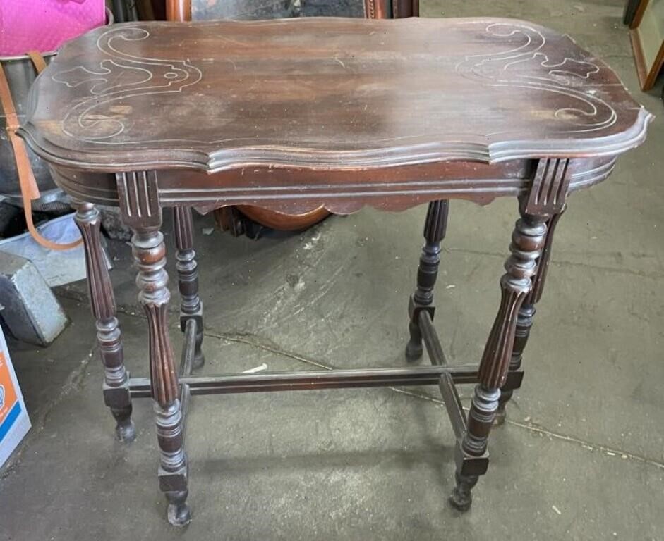 Antique Scalloped Side Accent Parlor Table