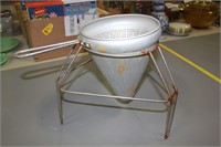 STRAINER WITH STAND