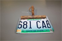 HANDMADE LICENSE PLATE DUST PAN