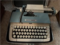 Smith corona manual typewriter in case