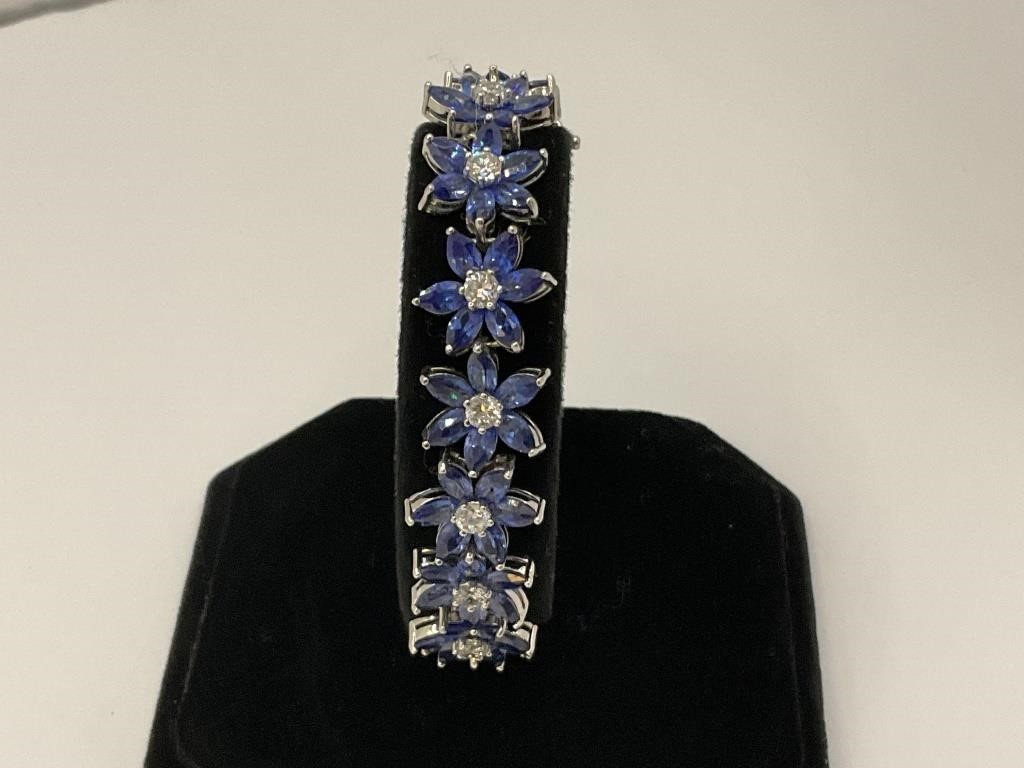 10kt Blue Stone Flower Bracelet 21.4 gr TW, 7.5"
