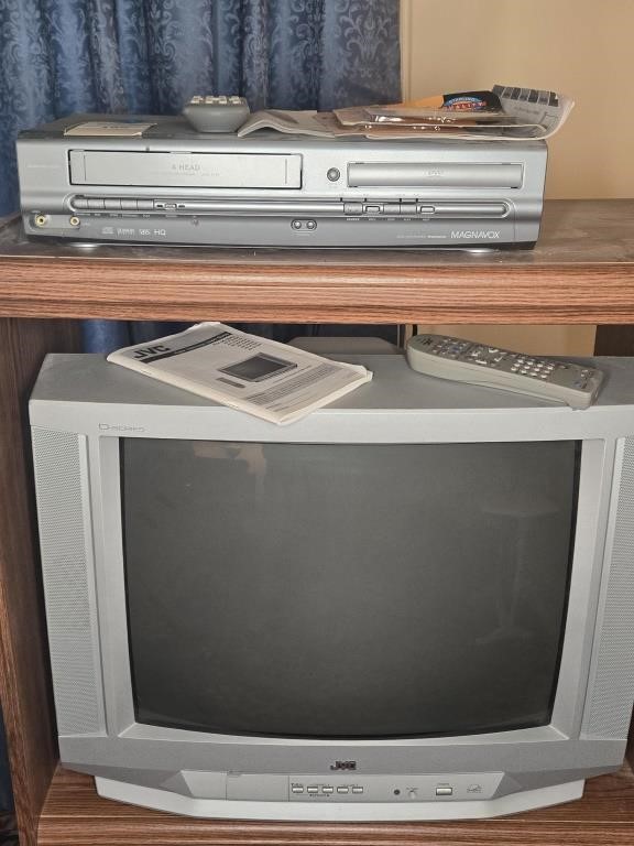 TV AND VHS/DVD COMBO PLAYER