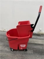 NEW Red Rubbermaid Wave Break Mop Bucket