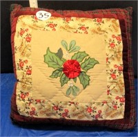 CHRISTMAS PILLOW W/HOLLY