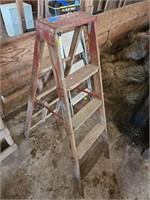 5 FT Wooden Step Ladder