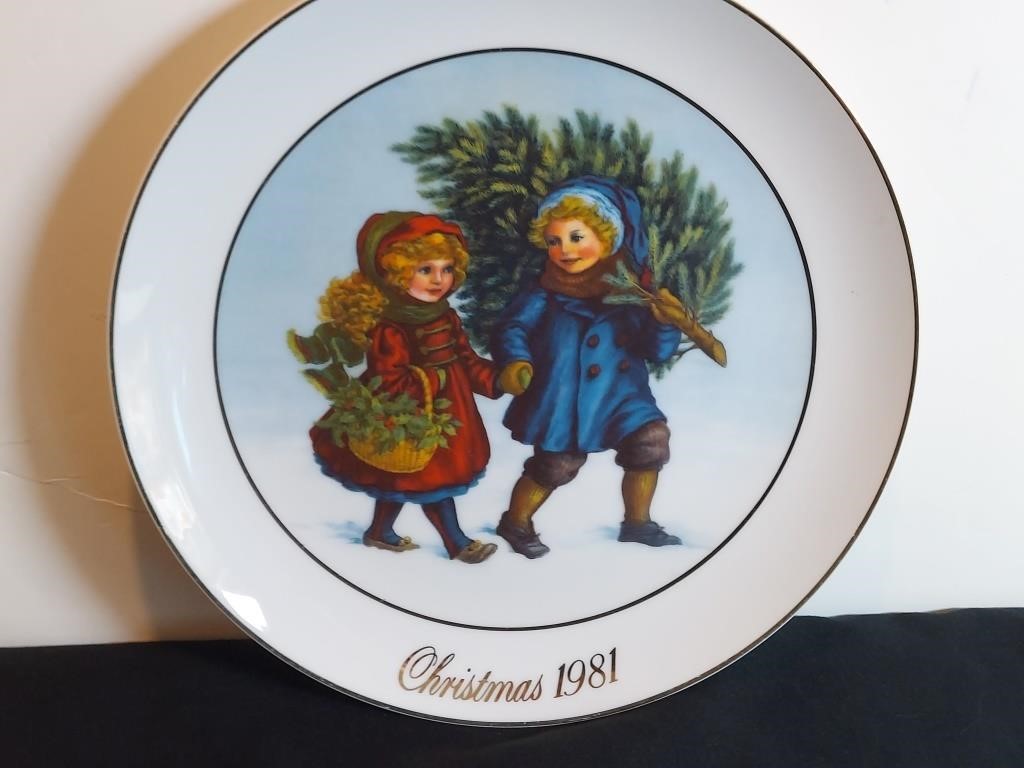 Christmas 1981 Avon Keepsake Plate