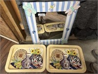 GROUP: FRAMED MIRROR, DECORATIVE TRAYS *UPDATE