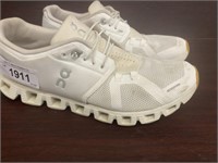 PAIR OF ONCLOUD TENNIS SHOSES SIZE 9.5 [LIKE NEW]
