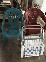5 PLASTIC LAWN CHAIRS, 2 LAWN CHAIRS