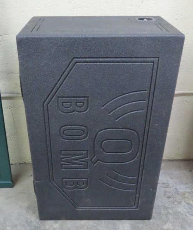 Q Bomb Speaker Box w/Kicker Subwoofers