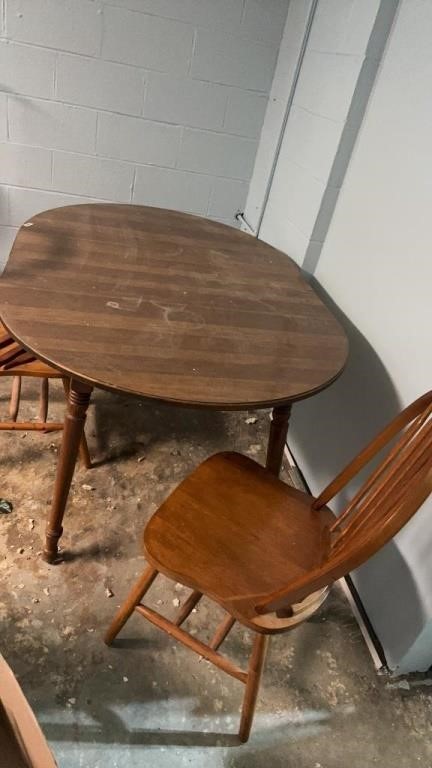 Table and 2 chairs/ one needs repair