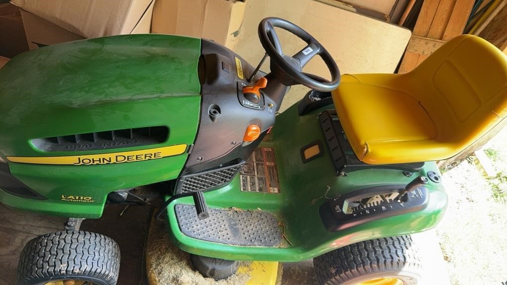 JD LA110 riding mower