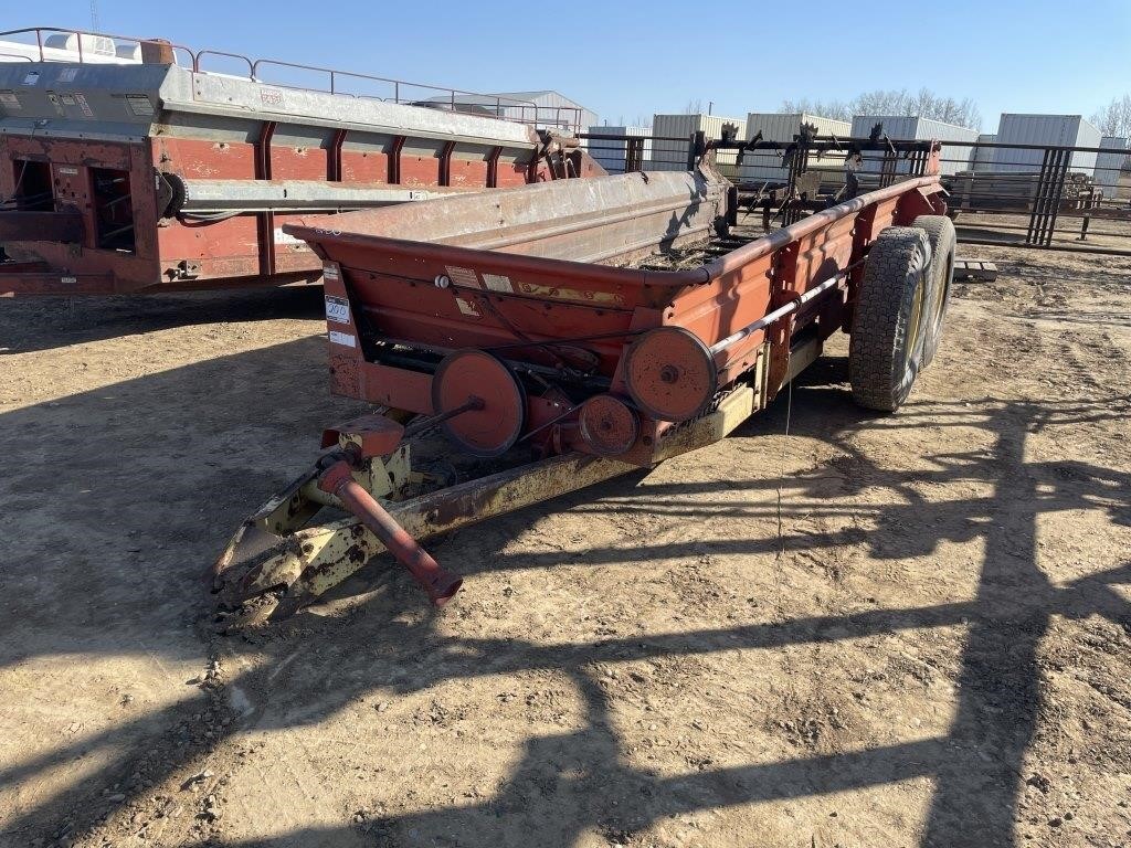 NEW HOLLAND S676 MANURE SPREADER