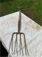 4 tine pitchfork working tool