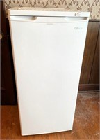 48" refrigerator- looks new, but doesn`t cool