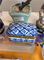Blue and white porcelain trinket box