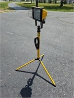 Shop light with tripod stand