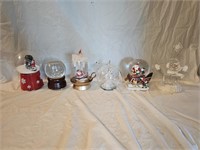 6 Christmas Snow Globe and Decorations