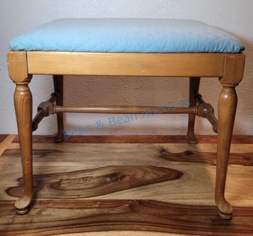 Blue small bench. 21x20