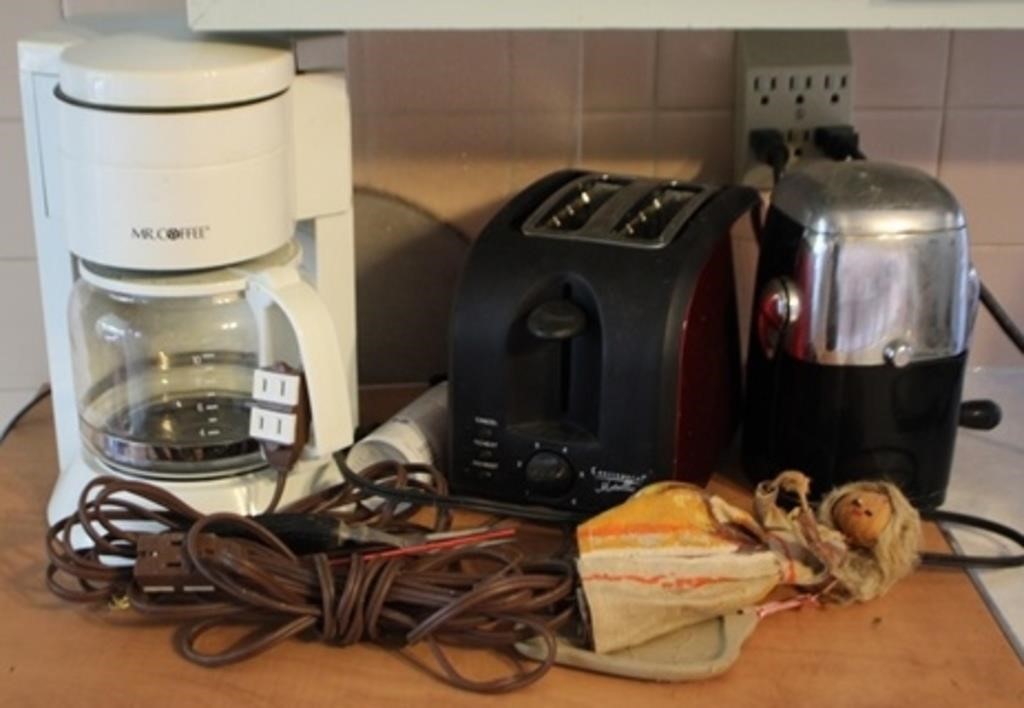 Assorted kitchen appliances