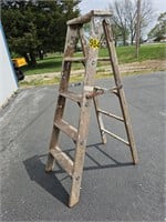 5' Wooden step ladder