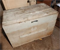 Wooden trunk built-in tray